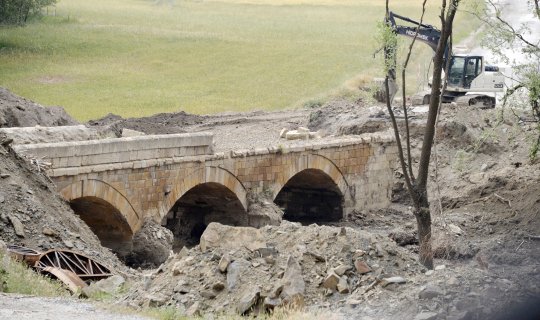 Tarihi köprüde restore